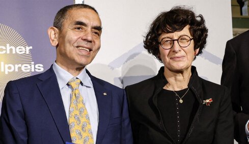 Η Πτώση της BioNTech: Το ζευγάρι από την Τουρκία ανακάλυψε το εμβόλιο για τον κορωνοϊό, αλλά όχι το αντίδοτο για την οικονομική κρίση  