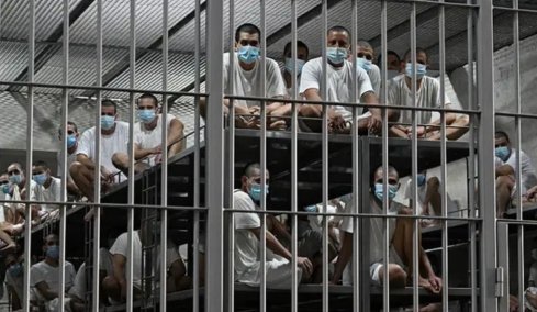 Η φυλακή που αποκαλείται «νεκροταφείο ζωντανών ανθρώπων»: Σπάνιες εικόνες από το διαβόητο CECOT του Ελ Σαλβαδόρ