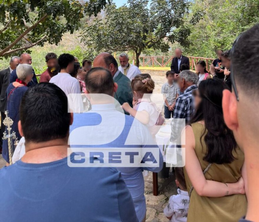 Η Παυλίνα Βουλγαράκη βάφτισε την κόρη της στην Κρήτη