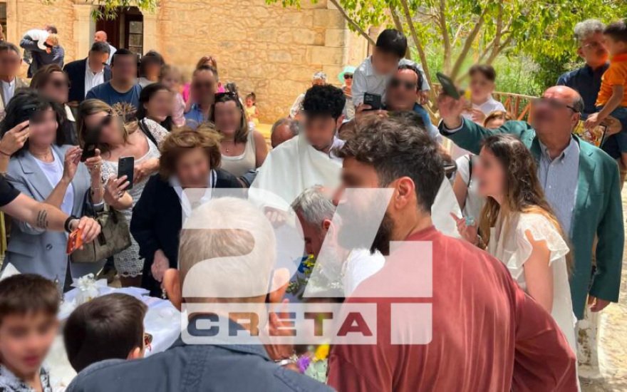 Η Παυλίνα Βουλγαράκη βάφτισε την κόρη της στην Κρήτη