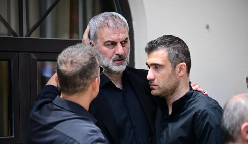 Σύσσωμος ο αθλητικός κόσμος στο πλευρό του Δέλλα στην κηδεία της Μαστροκώστα: Οι συμπαίκτες από το Euro 2004 και οι πρώην συνεργάτες