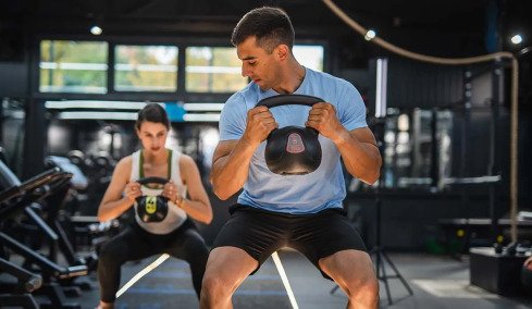 Η άσκηση που προτείνει μια personal trainer για δύναμη και ισορροπία μετά τα 60