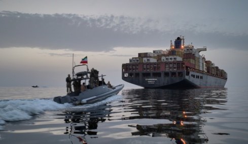 Στα πρόθυρα της κατάρρευσης η εκεχειρία: Οι ΗΠΑ πλήττουν ιρανικά ταχύπλοα στο Ορμούζ, το Ιράν χτυπά πετρελαϊκές εγκαταστάσεις στα ΗΑΕ 