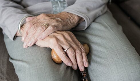 Κάμερα αποκάλυψε τον εφιάλτη για 82χρονη με άνοια στη Χίο: Η 67χρονη που τη φρόντιζε τη χτυπούσε για 10 λεπτά