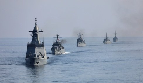 Οι Ιρανοί λένε πως χτύπησαν αμερικανικό πολεμικό πλοίο με δύο πυραύλους για να μην μπει στα Στενά του Ορμούζ, διαψεύδουν οι ΗΠΑ