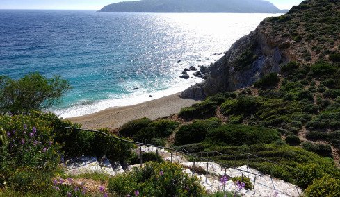 5 παραλίες στην Αττική για τα πρώτα μπάνια της σεζόν  