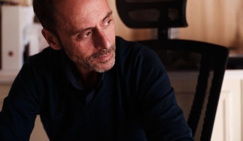Γιάννης Κολοτούρας: Πώς τον αποχαιρέτισαν οι διάσημοι φίλοι του, αλλά και ο οίκος Zeus + Dione