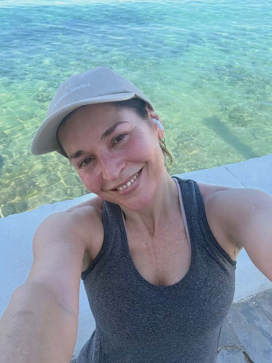 Η Βαλέρια Κουρούπη φόρεσε μωβ μπικίνι και πήγε στην παραλία, το άλμπουμ των διακοπών της στη Μύκονο