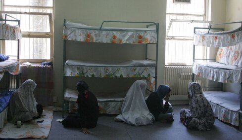 Φρικιαστικές μαρτυρίες για βιασμούς και βασανιστήρια στις φυλακές του Ιράν: «Ο χασάπης της Εβίν» και οι αδιανόητες πρακτικές εξευτελισμού