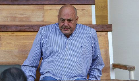 Ο Μπέος ξαναχτύπησε με ένα αισχρό ομοφοβικό σχόλιο για Ακύλα και Καπουτζίδη  