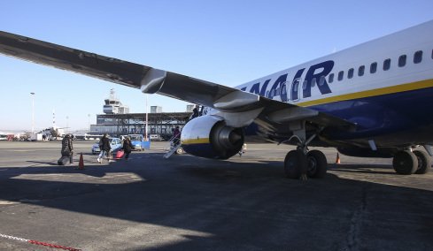 Έκτακτη σύσκεψη για τις πτήσεις στο αεροδρόμιο Μακεδονία: Αναβρασμός για το ενδεχόμενο να κλείσει η βάση της Ryanair 
