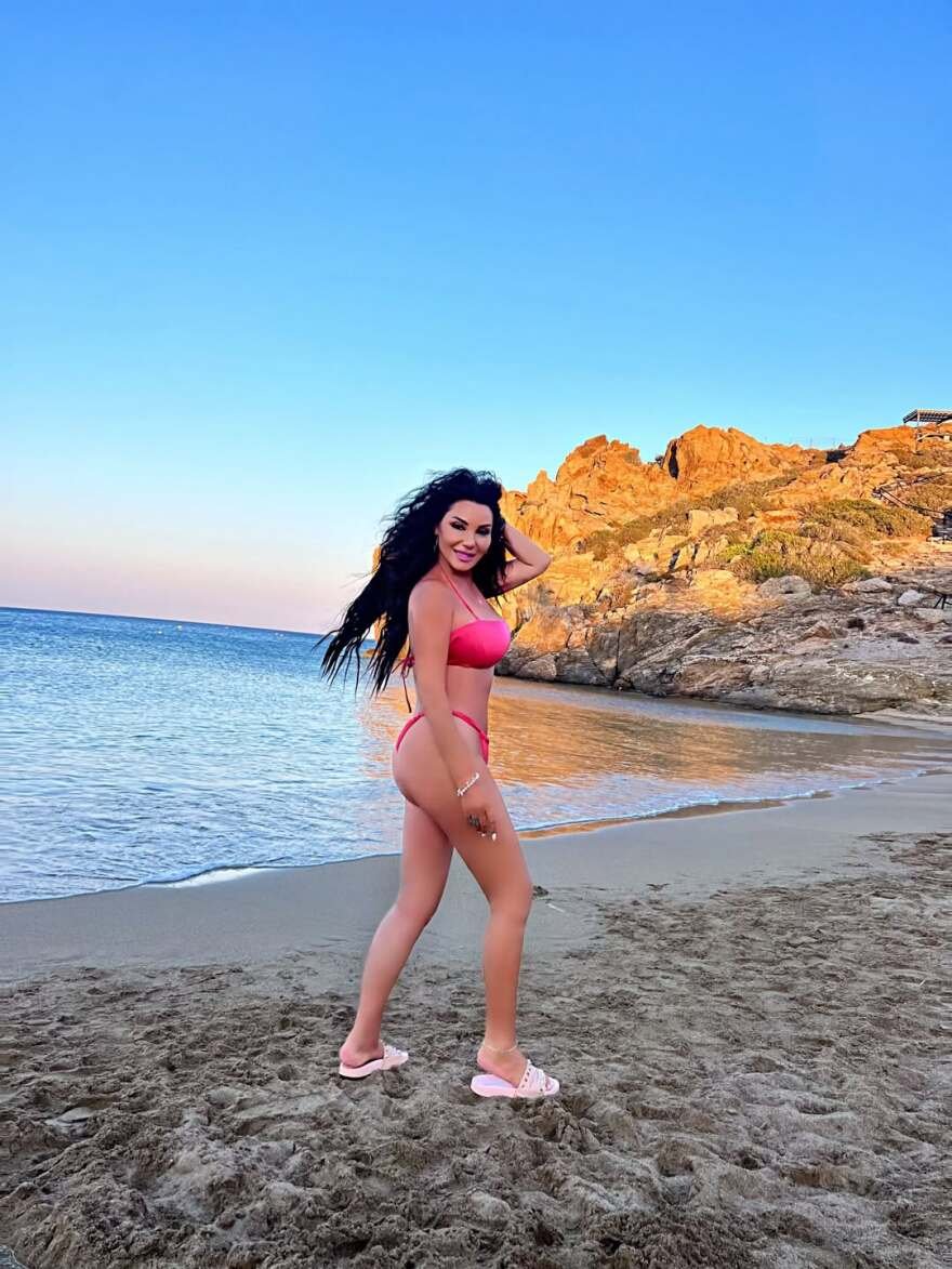Η Πόπη Μαλιωτάκη ποζάρει στην παραλία: «Η ζωή με μπικίνι είναι πάντα πιο καλήηηη»