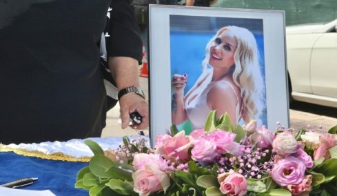Το αντίο στη γενναία  μαχήτρια της ζωής, Γωγώ Μαστροκώστα: Ο λυγμός της μάνας της και το «σ'αγαπώ» από τον άντρα και την κόρη της