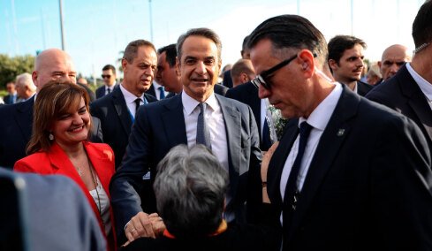 Συνέδριο ΝΔ: Τα διλήμματα Μητσοτάκη και το…τριψήφιο- Τα πηγαδάκια, τα κουπόνια και τα βραδινά τραπέζια  