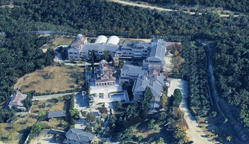 Η «ιερή offshore» της Μονής Εμμαούς με τις βίλες και τα οικόπεδα