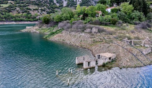 Η λίμνη του Μόρνου «κατάπιε» εντελώς το χωριό Κάλλιο, σημαντική ανάσα στα αποθέματα νερού, δείτε νέες εικόνες
