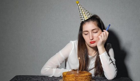 Ο 1 στους 2 ενήλικες δεν διασκεδάζει πια – Γιατί έχει χαθεί η χαρά  