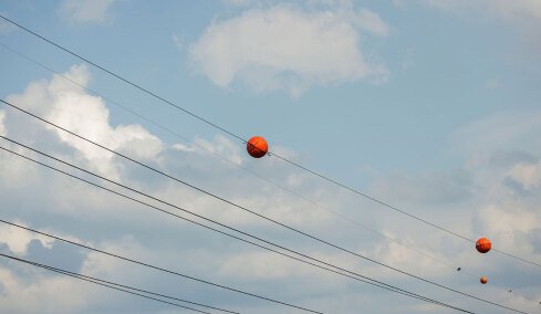 Τι σημαίνουν οι πορτοκαλί μπάλες που βλέπεις στα ηλεκτρικά καλώδια  
