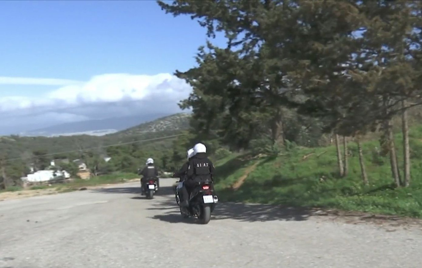 Ντελιβεράς έσπειρε τον τρόμο στα βόρεια προάστια – Πετούσε πέτρες στο πρόσωπο ανυποψίαστων περαστικών – Βίντεο ντοκουμέντο