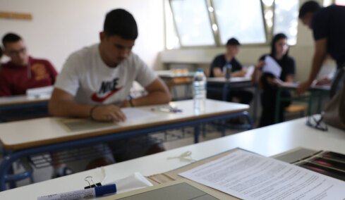 Πανελλαδικές 2026: Ποιοι επιλέγουν τα θέματα, τι συμβαίνει στο «κέντρο επιχειρήσεων» του υπουργείου Παιδείας