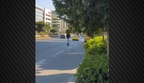 23χρονος έτρεχε με 72 χλμ. με πατίνι στη Συγγρού και συνελήφθη, δείτε βίντεο