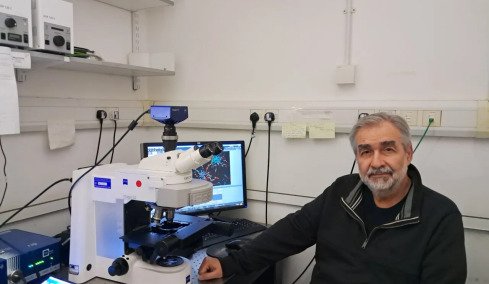 Ο Έλληνας επιστήμονας που αναζητά τα μυστικά της υγιούς γήρανσης – Τι ερευνά στο Κέιμπριτζ
