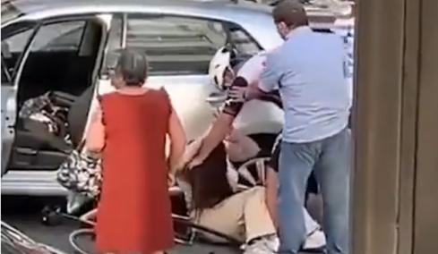 Σκληρό βίντεο: Ποδηλάτης στην Πορτογαλία άρπαξε από τον λαιμό και γρονθοκόπησε γυναίκα οδηγό στη μέση του δρόμου