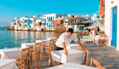 Ούτε τάξη, ούτε τρόπους: Τι σημαίνει να βοηθάς τον σερβιτόρο να καθαρίσει το τραπέζι