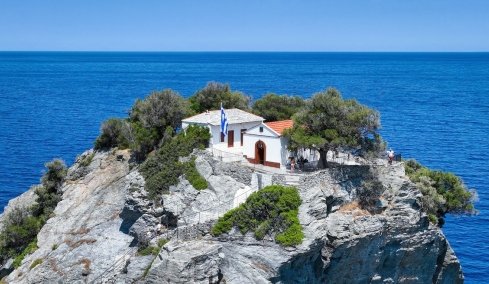 Βρετανική ιστοσελίδα αποθεώνει ελληνικό νησί: «Πευκοδάση, γαλαζοπράσινα νερά και γραφικά εκκλησάκια»
