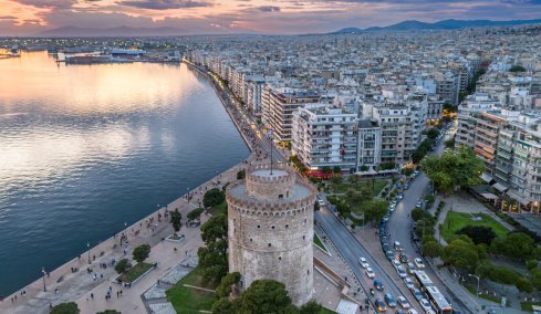 Εμφύλιος σε πολυκατοικία της Θεσσαλονίκης: Αγωγή ιδιοκτητών για μετατροπή του ημιυπογείου σε 8 διαμερίσματα Airbnb, ζητούν να μην νοικιάζονται