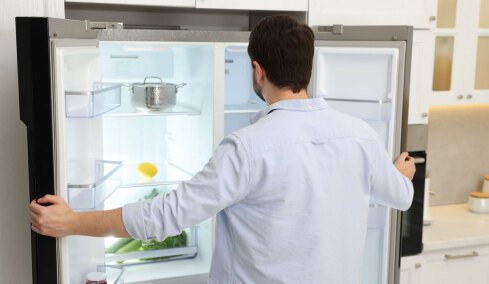 Τι σημαίνει «τσιγάρο ψυγείου»; Η εθιστική συνήθεια που δεν έχει... καπνό