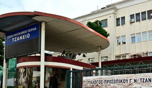 Οι εκδοχές που εξετάζει η αστυνομία για την 24χρονη που έπεσε από τον 7ο όροφο στον Πειραιά - Η κατάθεση του συντρόφου της