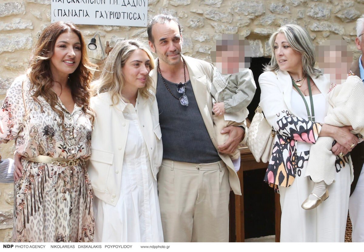 Η αναμνηστική φωτογραφία μετά την βάφτιση