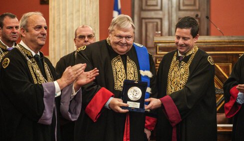 Επίτιμος διδάκτορας της Νομικής Σχολής του ΕΚΠΑ αναγορεύτηκε ο Ευάγγελος Βενιζέλος - Ποιοι πήγαν στην τελετή, η ομιλία του, δείτε βίντεο