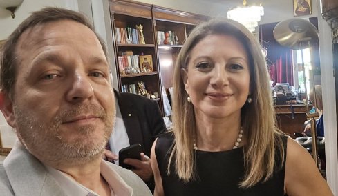 Από την Αγία Πετρούπολη στο κόμμα Καρυστιανού: Ποιος είναι ο Στράτος Σιουρδάκης που έκανε live streamimg τη συλλογή υπογραφών  