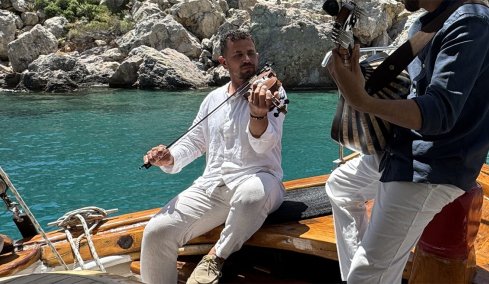 Λέρος: Ο 33χρονος ιχθυολόγος που κάνει το νησί να γλεντά με ένα βιολί διακοσίων ετών