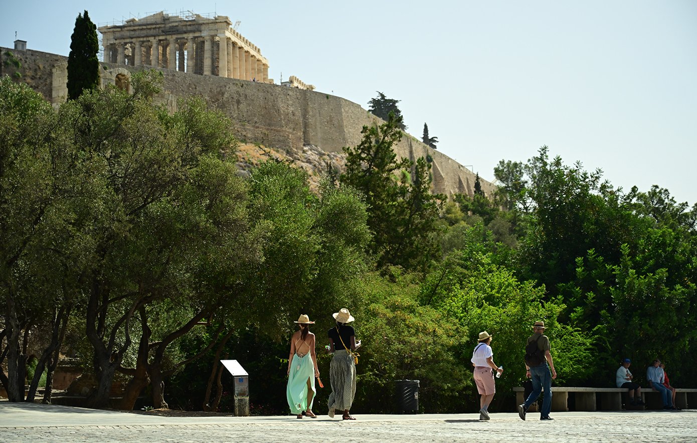 Με ομπρέλες, καπέλα και βεντάλιες οι τουρίστες στην Ακρόπολη