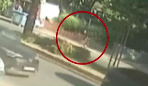 Η στιγμή που ο 48χρονος Αλβανός κρατούμενος δραπετεύει από τις φυλακές Κορυδαλλού, δείτε βίντεο