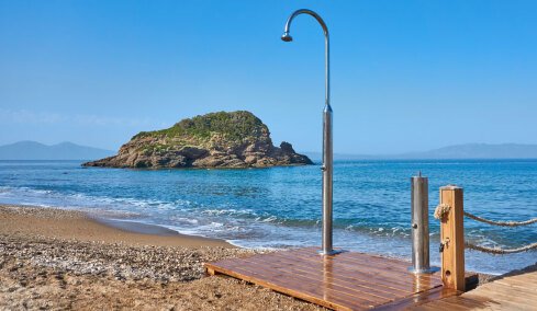 Nτους επί πληρωμή στις παραλίες της Ανδαλουσίας: Ένα ευρώ για πέντε λεπτά νερού και έντονες αντιδράσεις