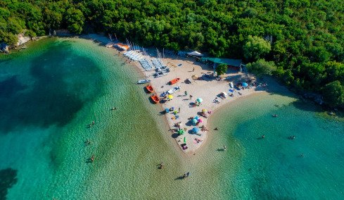 7 παραλίες στην Ελλάδα με καταπράσινο φόντο  