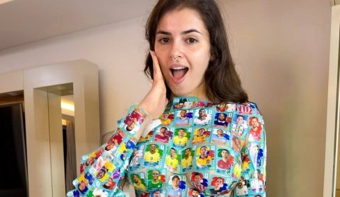 Βραζιλιάνα influencer κάλυψε το σώμα της με 1.000 αυτοκόλλητα Panini του Μουντιάλ