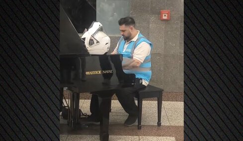 Ντελιβεράς παίζει Μητροπάνο σε πιάνο στο μετρό του Συντάγματος και μαγεύει το πλήθος, δείτε βίντεο