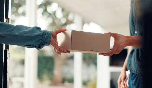 Τέλος η τελωνειακή ατέλεια για μικρά δέματα από Κίνα: Πλατφόρμες πέρασαν τις χρεώσεις, καταναλωτές ακυρώνουν παραγγελίες