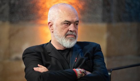 Ο Έντι Ράμα «κόλλησε» στον βιότοπο και κατηγορεί την Ελλάδα ότι τον ζηλεύει