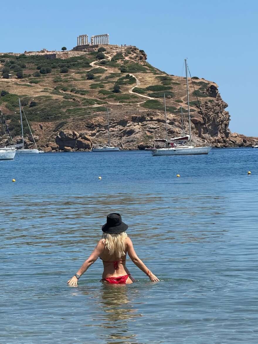 Οι φωτογραφίες της Ελένης Μενεγάκη να απολαμβάνει βουτιά στο Σούνιο και το τρυφερό μήνυμά της στον Ματέο Παντζόπουλο