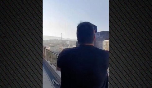 Συγκλονιστικό βίντεο: Αστυνομικοί σώζουν άνδρα που ετοιμαζόταν να πηδήξει από 6ο όροφο κτιρίου στον Πειραιά
