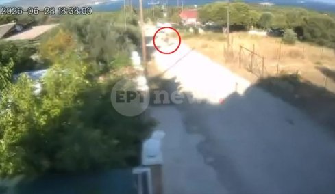 Η στιγμή που η 57χρονη στην Κορινθία βάζει φωτιά σε ξερά χόρτα, δείτε βίντεο 