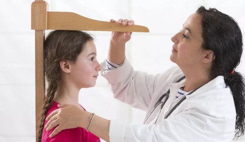 Εφηβεία: Πότε σταματούν να ψηλώνουν τα κορίτσια – Τα ορόσημα της ανάπτυξης