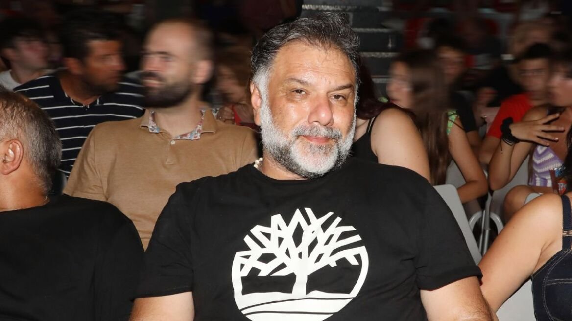 Γρηγόρης Αρναούτογλου για τη μητέρα του: Είναι πάρα πολύ δύσκολο να μη σε αναγνωρίζει, να σε λέει με άλλο όνομα