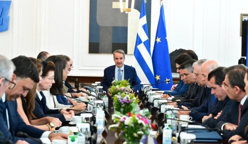 Μητσοτάκης: Περαιτέρω πτώση στην τιμή της βενζίνης, 617,5 εκατ. σε αγρότες - Κάνουν εξαγγελίες για τις τράπεζες αυτοί που τις έκλεισαν